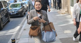 Ünlü Sanatçı Nişantaşı'nda Görüntülendi. Pandemi Döneminden Beri Maske Takıyor