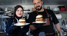 Gündüz doktor, akşam burgerci! Stetoskopunu çıkarıp mutfağa giriyor