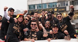 Üstü açık otobüsle şampiyonluk kutlaması! Galatasaraylı futbolcular Yenikapı'ya böyle gitti