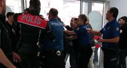 Cezaevi müdürü cinayetine karışmıştı. Berberde silahlı saldırıya uğradı: Kafasından vuruldu