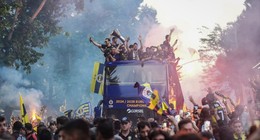 Euroleague'de ikinci kez şampiyon olan Fenerbahçe Beko, İstanbul'a döndü. Taraftarlardan coşkulu karşılama