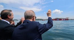Türkiye'nin ilk yüzer gaz üretim platformu Osman Gazi, İstanbul Boğazı'nda. Cumhurbaşkanı Erdoğan uğurladı