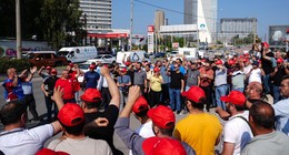 İzmir Büyükşehir Belediyesi İşçileri Neden Grevde? Belediye Ne Önerdi Sendika Ne İstedi? En Düşük İşçi Maaşı 59 Bin TL...