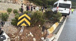 Bodrum’da servis minibüsü ile otomobil çarpıştı: 16 kişi yaralandı