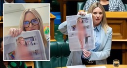 Böyle eylem ne görüldü ne de duyuldu! Milletvekili parlamentoda çıplak fotoğrafını gösterdi