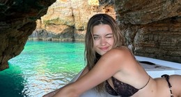 Afra Saraçoğlu'ndan tatil paylaşımları! Bikinili pozlarına beğeni yağdı