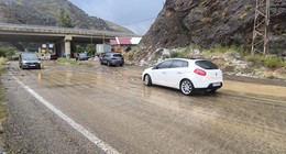 Erzurum-Artvin yolunda heyelan! Ulaşım tek şeritten sağlandı