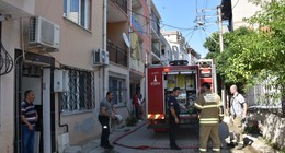 İzmir'de 3 katlı binada yangın: Patlamalar paniğe neden oldu