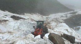 Rize'de karakışı aratmayan görüntüler! Haziran ortasında karla mücadele çalışması