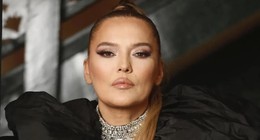 Fazla kilolarından kurtulup bambaşka biri oldu! Demet Akalın'ın bikinili pozlarına sosyal medyada yorum yağıyor