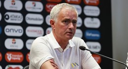 Mourinho yüzünden Fenerbahçe'den ayrılıyor. Yeni sözleşme uzatmıştı. Forma bulamıyorum gitmek istiyorum dedi