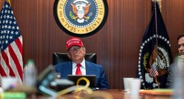 Donald Trump, İran'ın vurulduğu anları böyle izledi! O detay dikkat çekti