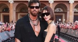 Frikik vermemek için önüne çanta koydu! Can Yaman'ın sevgilisinden olay yaratan poz