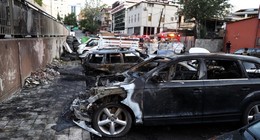 İstanbul'da sanayi sitesinde çıkan yangın otelin otoparkına sıçradı. Çok sayıda araç küle döndü