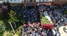 Bedava olduğunu duyan akın etti. İzdiham yaşandı. 26 ton karpuz 45 dakikada tükendi