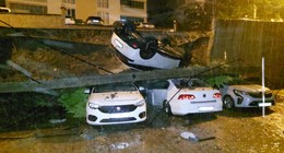 Samsun'da sağanak felaketi! İstinat duvarı araçların üzerine devrildi, su hattı patladı