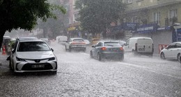 Valilik uyarmıştı! Sağanak yağış hayatı felç etti