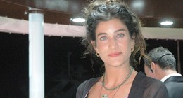 Berrak Tüzünataç sere serpe uzandı! Bikinisiyle olay paylaşım