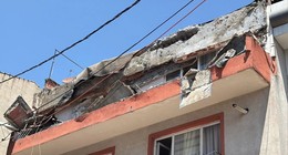 Kağıthane'de panik! Balkon bir anda sokağa çöktü... Son anda kurtuldu