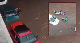 Yaz ortasında şiddetli yağış hayatı felç etti! Araçlar mahsur kaldı, yollar göle döndü… Ev ve iş yerlerini su bastı