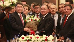 Yeni kabinede Adalet Bakanı olmuştu. Yılmaz Tunç, görevini Bekir Bozdağ'dan devraldı