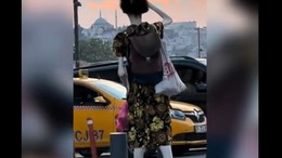 İstanbul'da esrarengiz bir kadın. Gören dönüp bir kez daha baktı