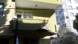 Pendik’te eski binada balkon çöktü, mahalleli deprem sandı!