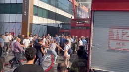 Tekstil atölyesinde yangın çıktı! İş yeri sahibi bıçakla saldırdı