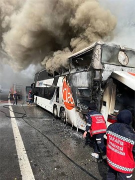 TEM Otoyolu üzerinde Metro Turizm'e ait yolcu otobüsü alev aldı. TEM Otoyolu'nda can pazarı yaşandı. Yolcular kendilerini zor dışarı attı