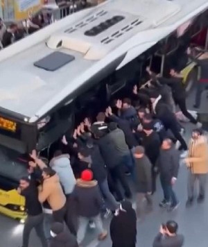 İstanbul'da korkunç kaza! Bahçelievler'de İETT otobüsü yolcu durağına daldı. Çok sayıda yaralı var... Bir kişi de hayatını kaybetti - Resim : 5