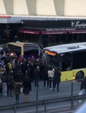 İstanbul'da korkunç kaza! Bahçelievler'de İETT otobüsü yolcu durağına daldı. Çok sayıda yaralı var... Bir kişi de hayatını kaybetti - Resim : 3