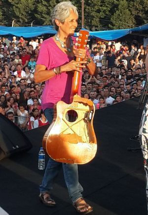 Sanatçı Joan Baez'e polisin kırdığı gitarı hediye ettiler