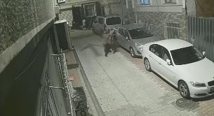 İstanbul'da dehşet! Kadını döverek yerde sürükledi - Resim : 3