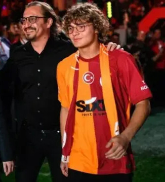 Galatasaraylı futbolcuya şampiyonluk kutlamasında şok protesto!