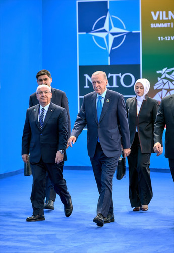 NATO Liderler Zirvesi başladı! Liderler resmi törenle karşılandı. Erdoğan, NATO Liderler Zirvesi’ne ilk oturumuna katıldı