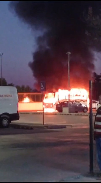 Bayrampaşa'da korku dolu anlar. İspark'a ait otoparktaki araç alev alev yandı. Otomobil zarar gördü