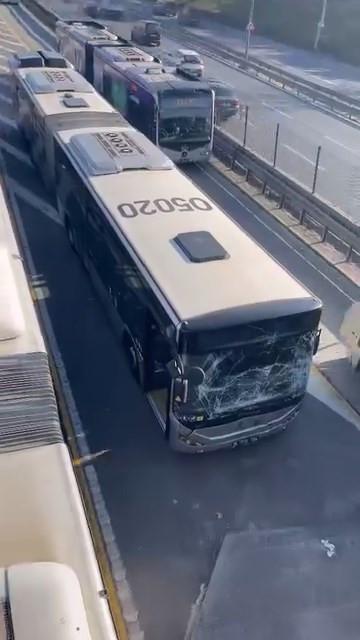 İstanbul'da metrobüs kazası! Korku dolu anlar kamerada: Yaralılar var - Resim : 2