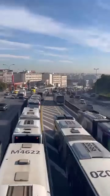 İstanbul'da metrobüs kazası! Korku dolu anlar kamerada: Yaralılar var