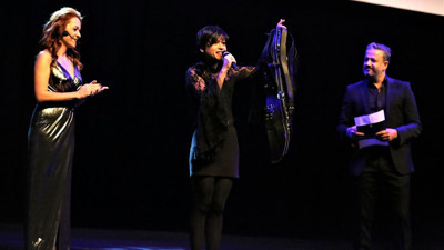 Aydilge, otoriteye çağrı yapmak için eteğini çıkardı