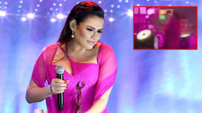 Deniz Seki sahneden düştü!