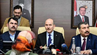 Üç bakan canlı yayında depreme yakalandı!