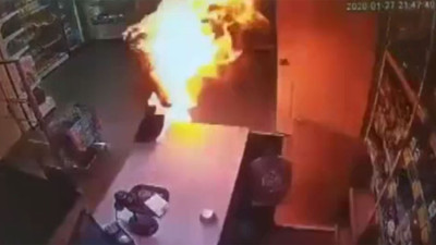 Eski karısını benzin döküp yaktı