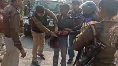 Hindistan'da karısını öldüren adam, karısının kafasını kesip yanına aldıktan sonra karakola kadar yürüdü