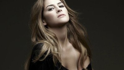 Ünlü şarkıcıdan takipçisine tepki çeken yanıt!