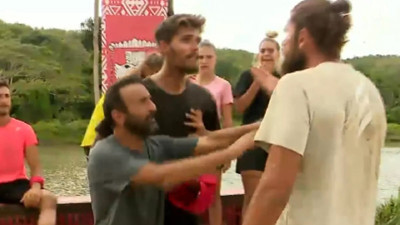 Birbirlerine girdiler... Survivor'da Mert ve Barış kavgası!