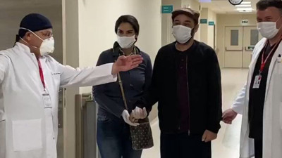 Alkışlarla uğurlandı... Corona'yı yenen ünlü sunucu taburcu oldu!