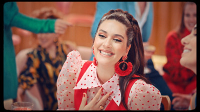 Bergüzar Korel'den klip sürprizi! Hangi ünlü isimler rol aldı?