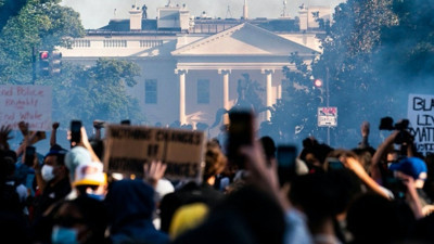 Muhabire canlı yayında şok saldırı!