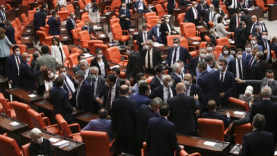 Sosyal medya düzenlemesi yasalaştı! Yeni yasa neler getiriyor?