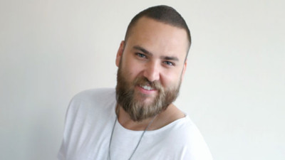 Genç şarkıcı hayatını kaybetti!